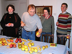 Kleine Apfelausstellung bei der Pressevorstellung der Obstbrosch&uuml;re
