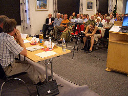 Die Podiumsdiskussion - etwa 150 Besucher nahmen teil